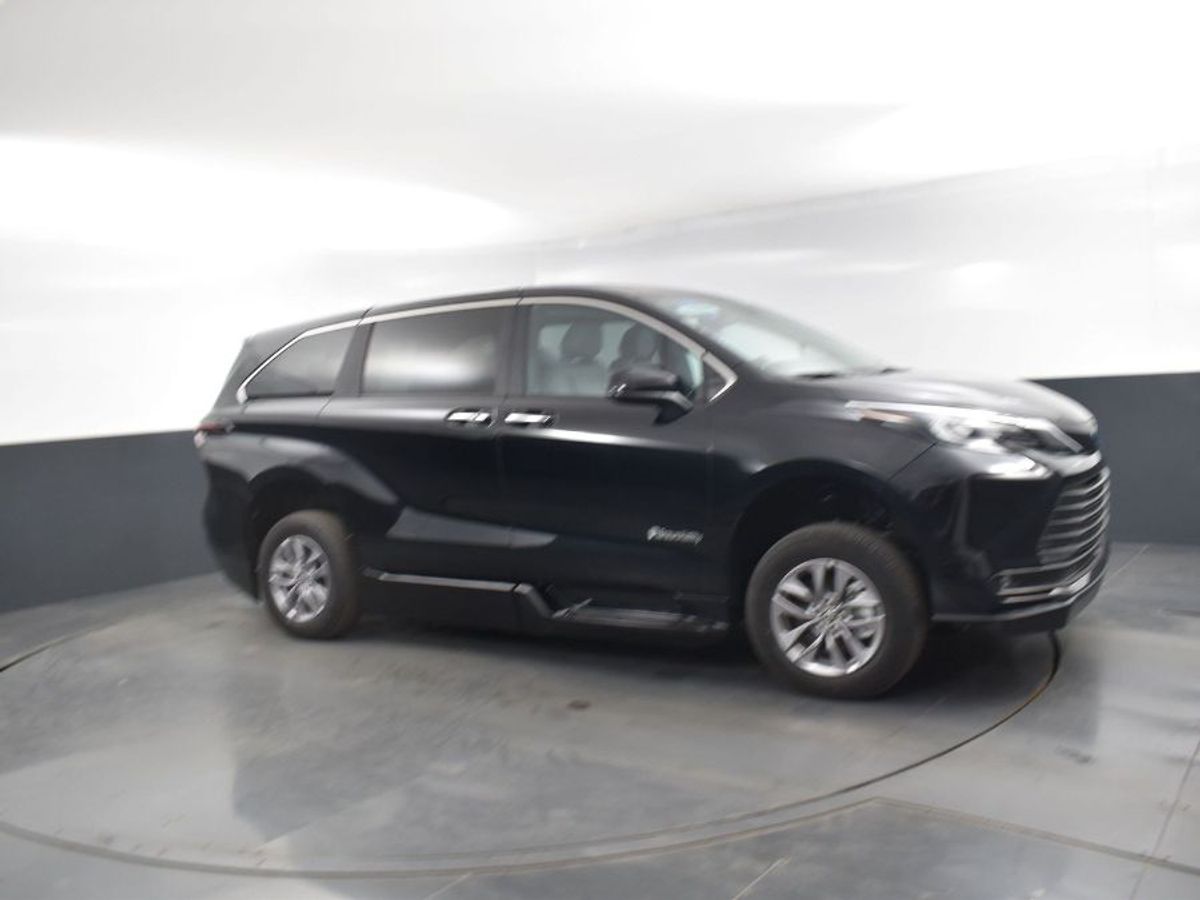 Black Toyota Sienna image number 17