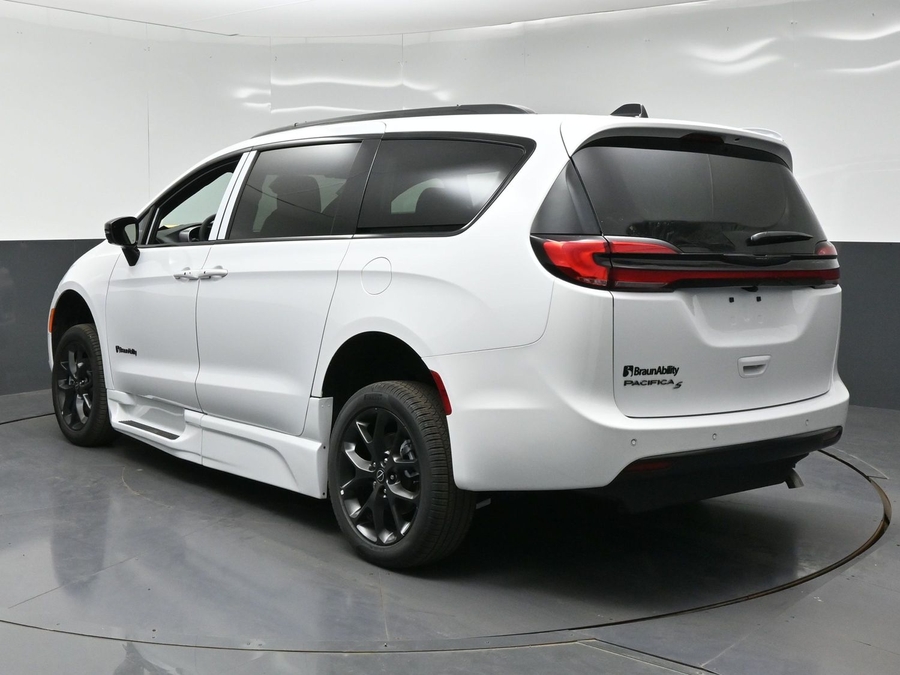 New 2026 Chrysler Pacifica Select Sport - BraunAbility Side Entry Fold Out Automatic Ramp