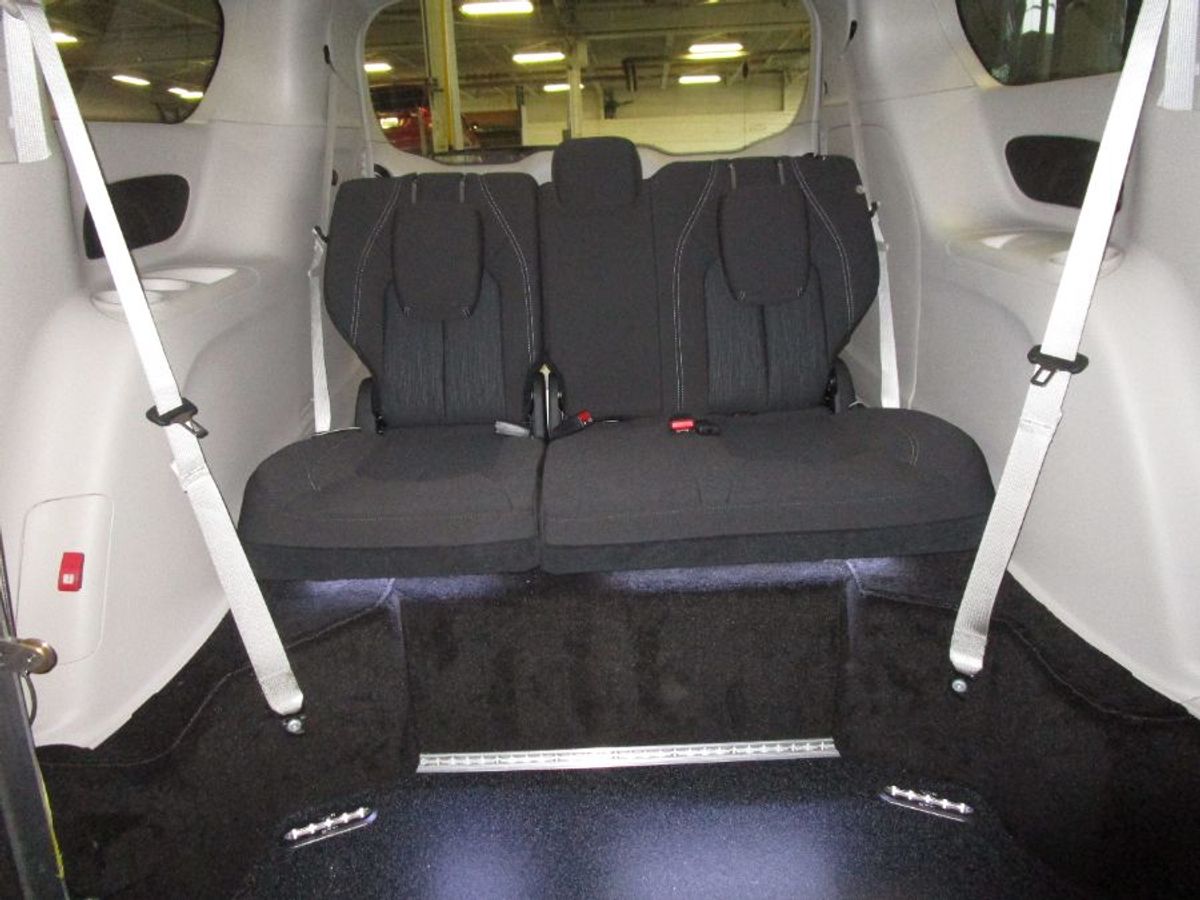 White Chrysler Voyager image number 19