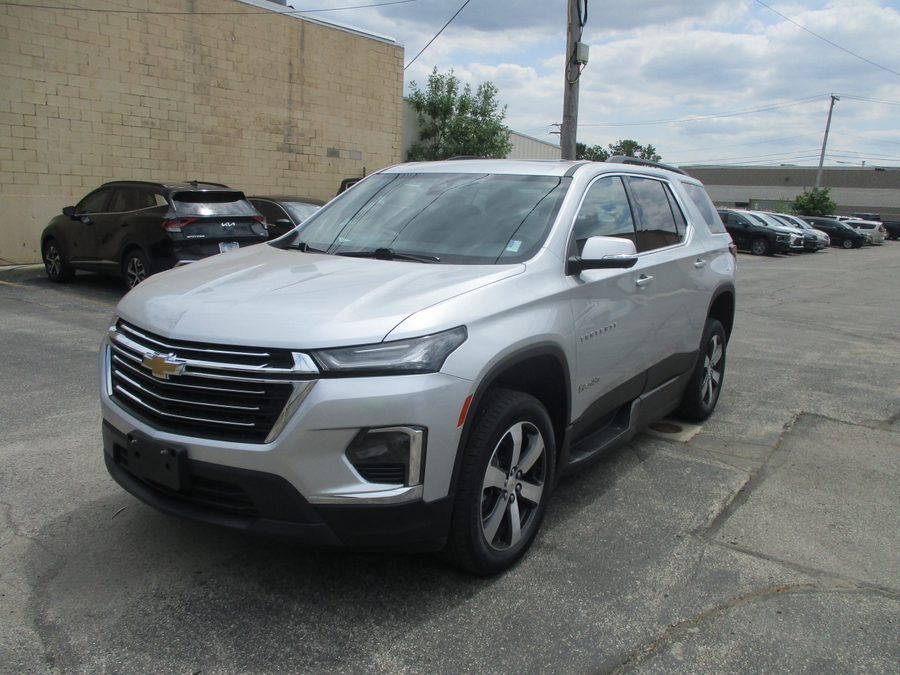 Chevrolet Traverse plateado con entrada lateral automática en rampa de piso