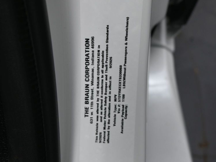 White Toyota Sienna image number 16