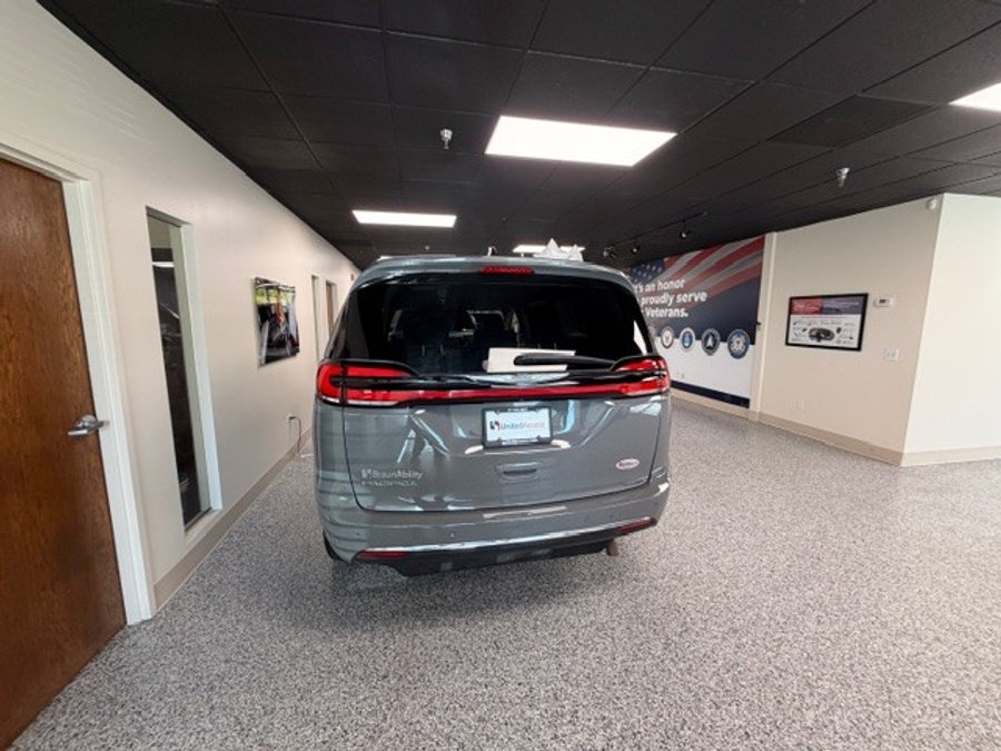 Used 2023 Chrysler Pacifica Touring L Safety - BraunAbility Side Entry Entry In Floor Automatic Ramp
