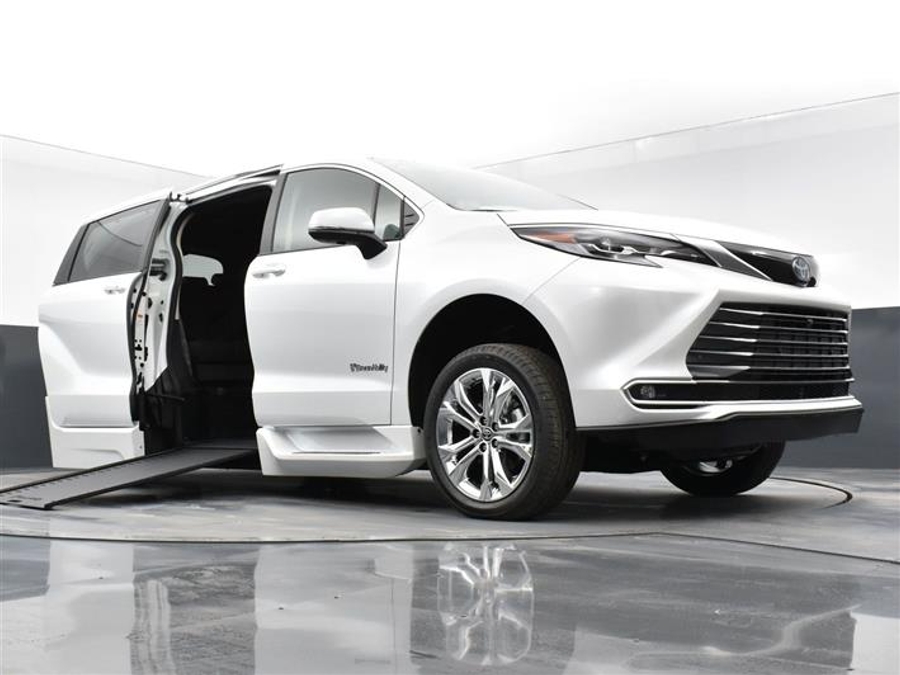 New 2025 Toyota Sienna Hybrid Platinum - BraunAbility Side Entry Entry Fold Out Automatic Ramp