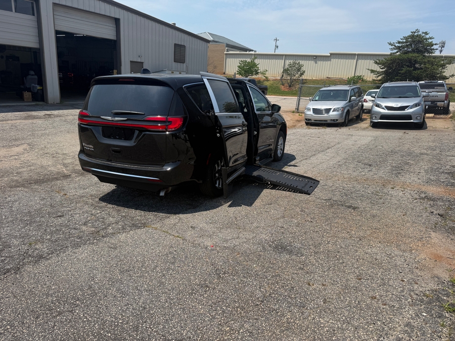 Black Chrysler Pacifica image number 11