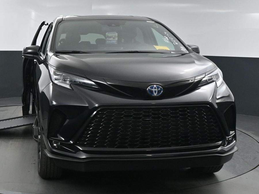 New 2025 Toyota Sienna Hybrid XSE Sport - BraunAbility Side Entry Entry In Floor Automatic Ramp