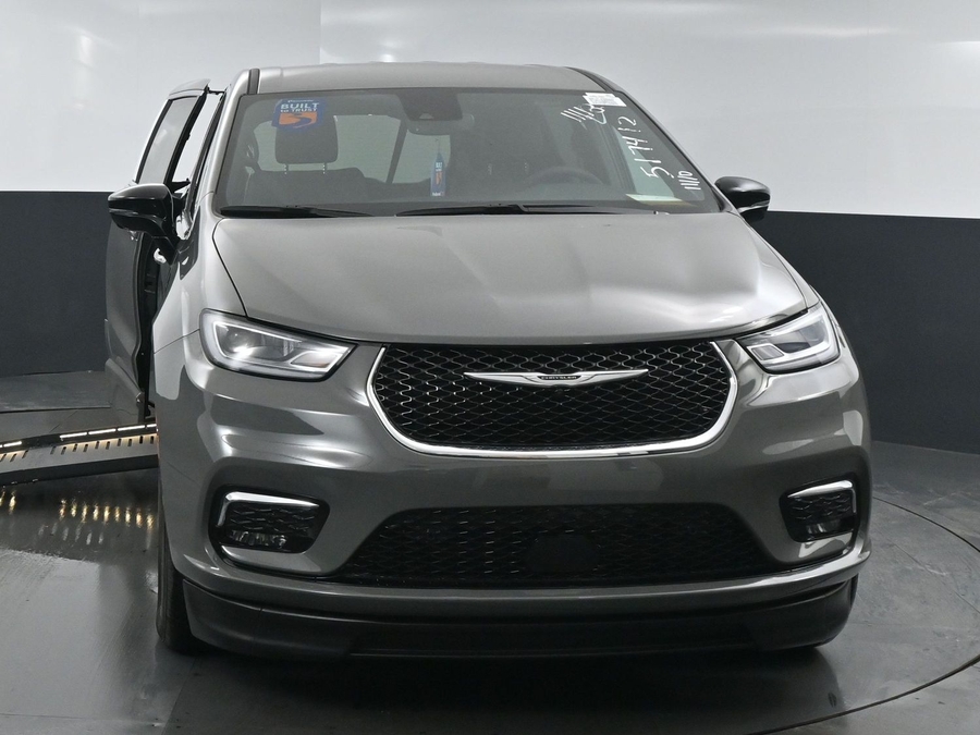 New 2025 Chrysler Pacifica Select Safety - BraunAbility Side Entry Entry Fold Out Automatic Ramp