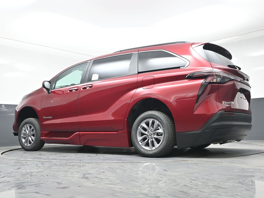 New 2026 Toyota Sienna Hybrid XLE Add - BraunAbility Side Entry Entry In Floor Automatic Ramp