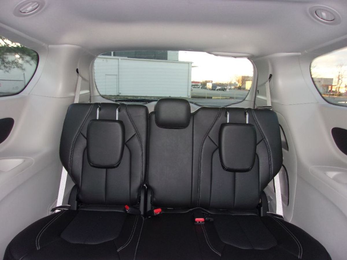 Grey Chrysler Pacifica image number 17