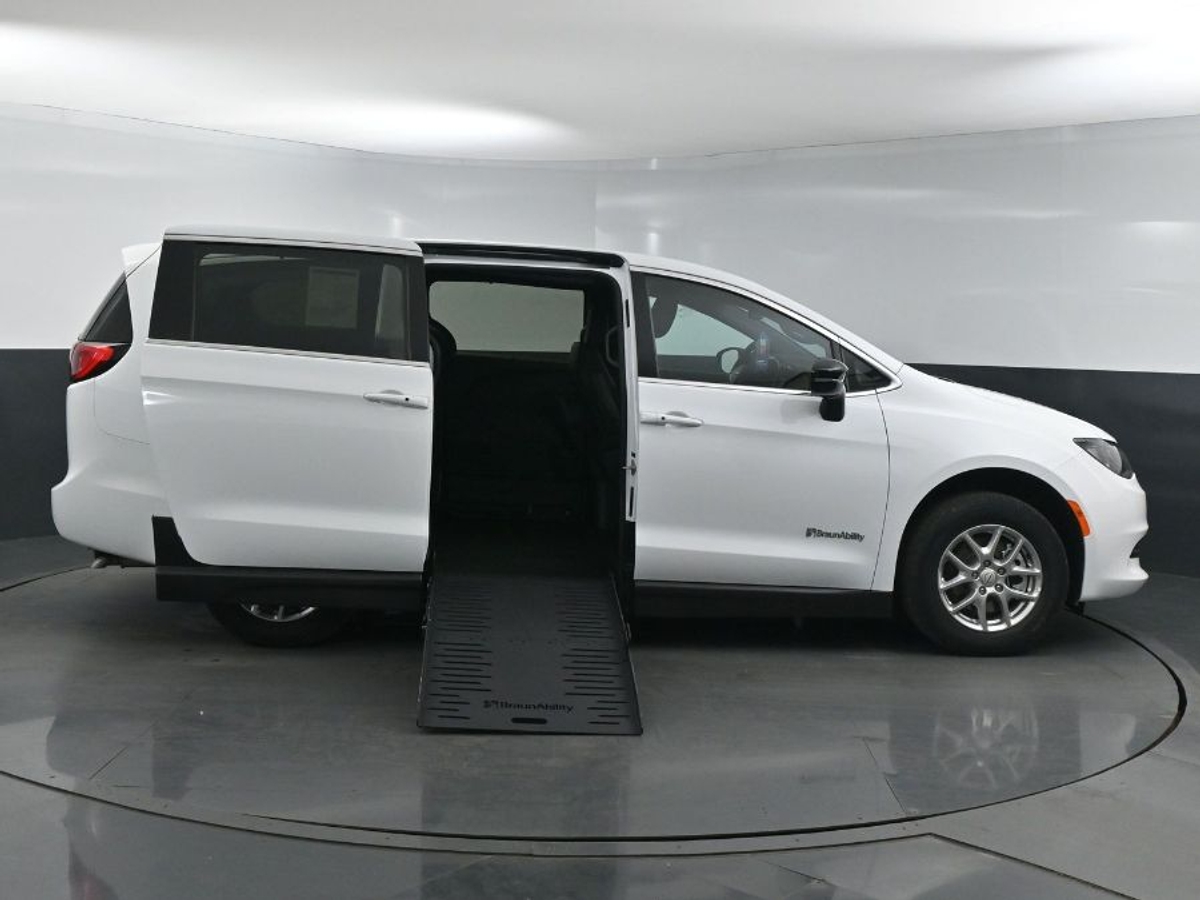 2025 Chrysler Voyager LX's photo