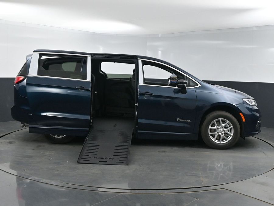 New 2025 Chrysler Pacifica Select Safety - BraunAbility Side Entry Entry Fold Out Automatic Ramp