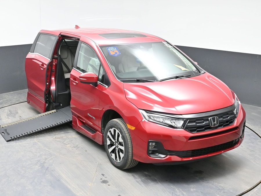 Red Honda Odyssey image number 22