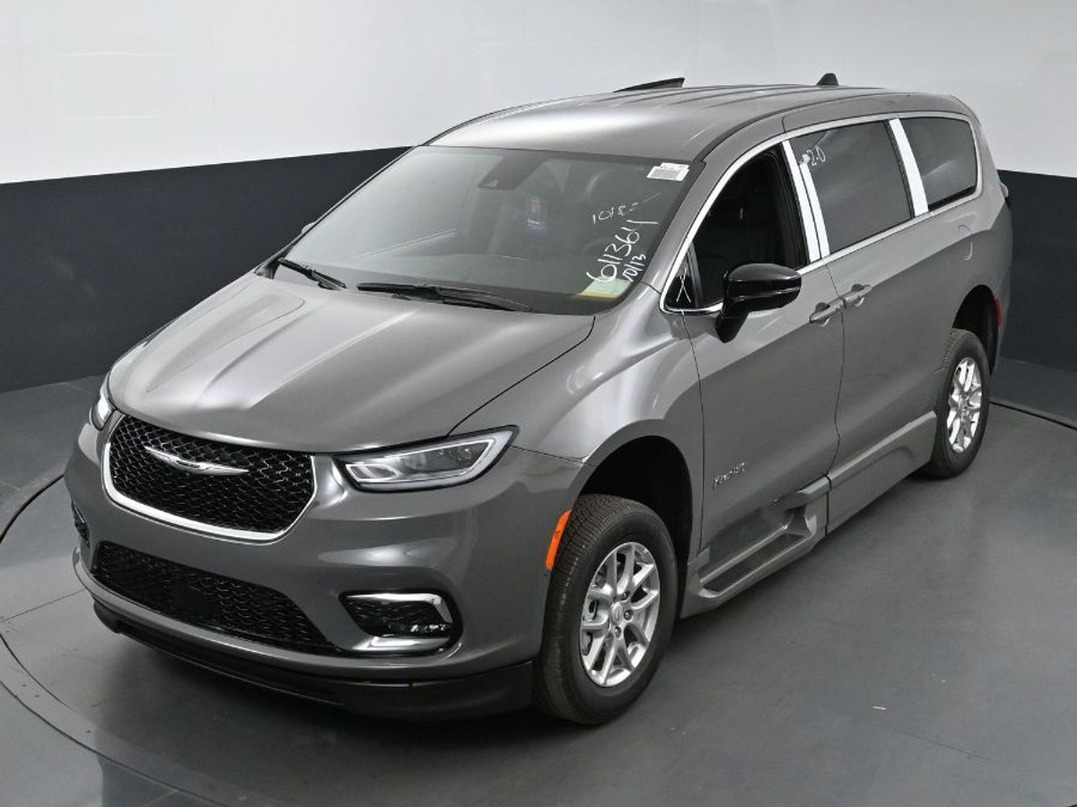 Grey Chrysler Pacifica image number 13