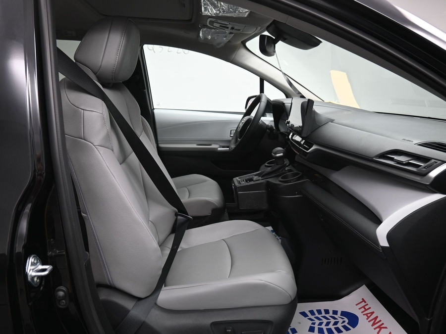 New 2026 Toyota Sienna Hybrid XLE Base - BraunAbility Side Entry Entry Fold Out Automatic Ramp