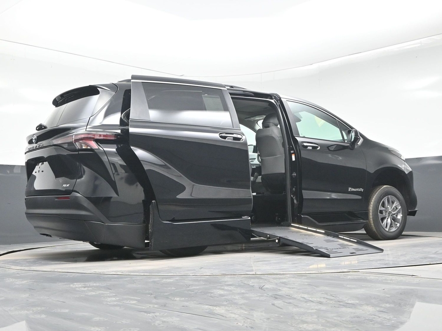 Black Toyota Sienna image number 21