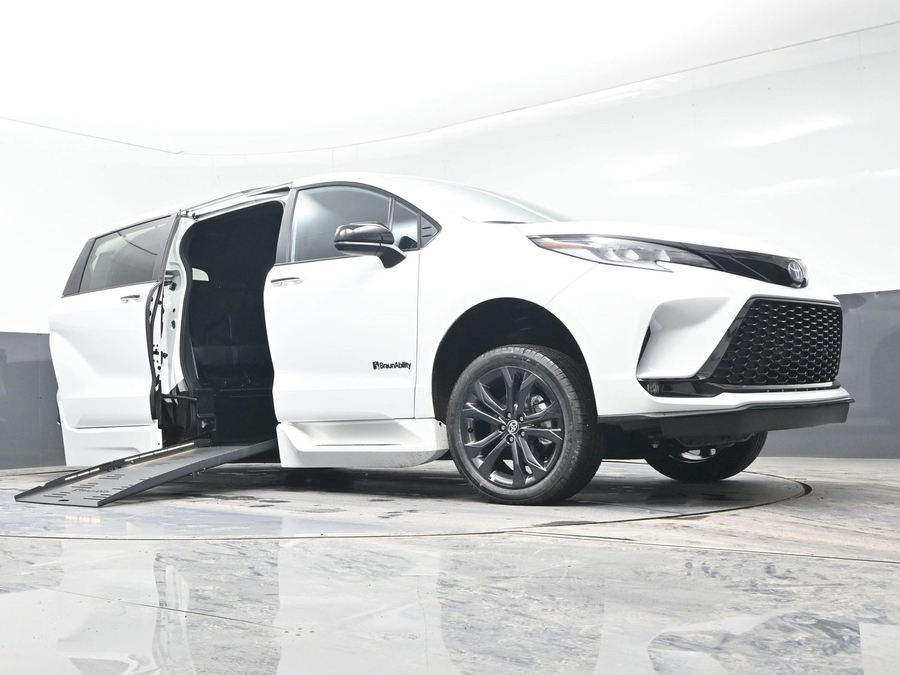 New 2025 Toyota Sienna Hybrid XSE Sport - BraunAbility Side Entry Entry Fold Out Automatic Ramp