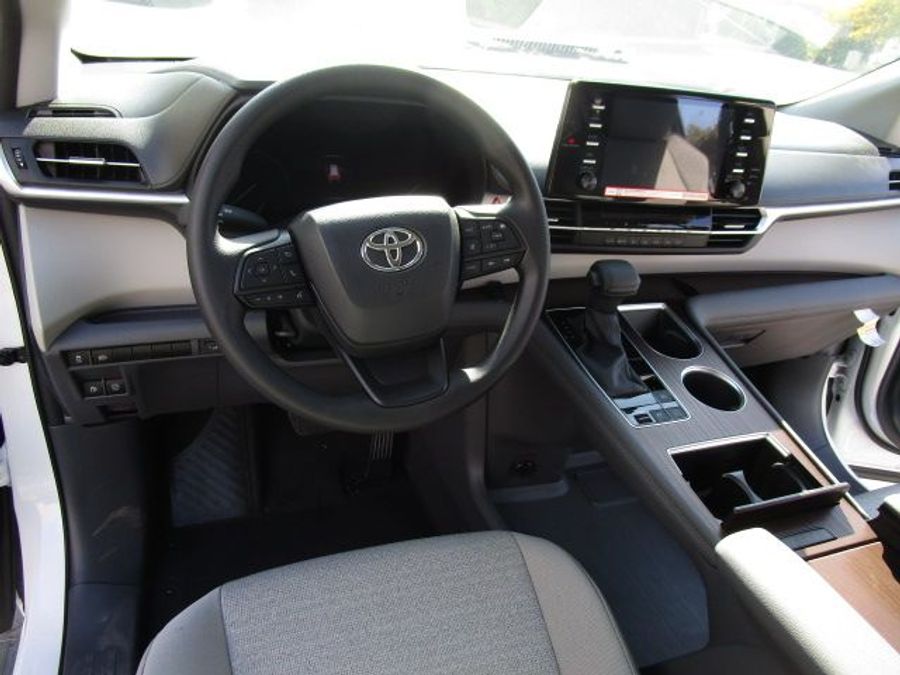 New 2025 Toyota Sienna Hybrid LE - Vantage Mobility Commercial Rear Entry Entry Fold Out Manual Ramp