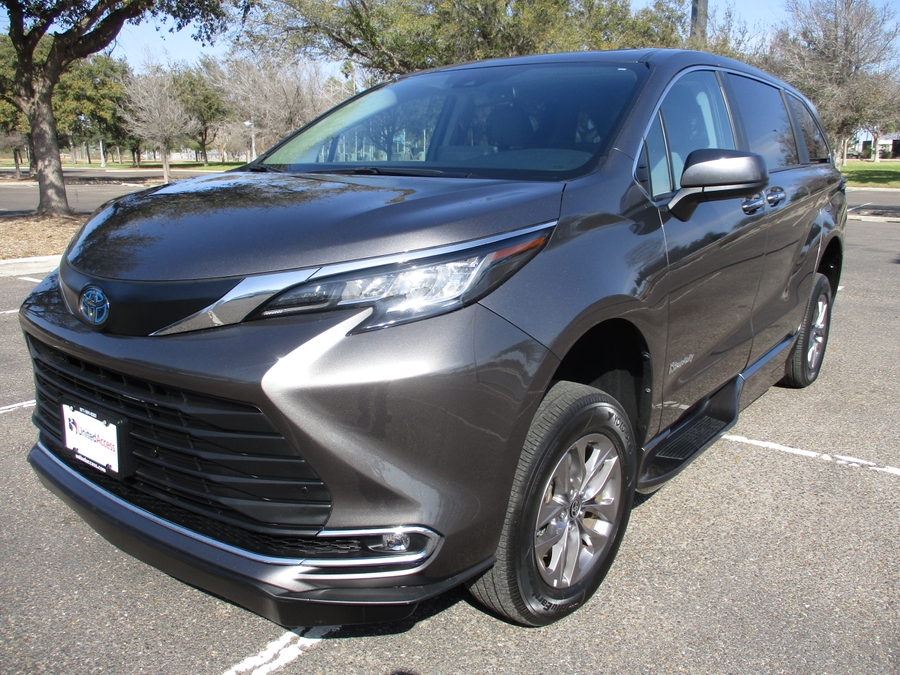 Used 2023 Toyota Sienna Hybrid XLE Base - BraunAbility Side Entry Entry In Floor Automatic Ramp