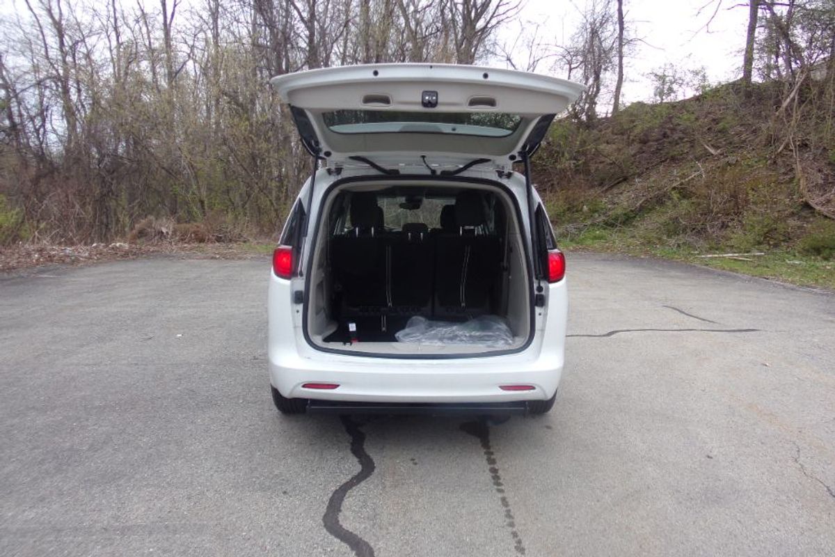 White Chrysler Voyager image number 10