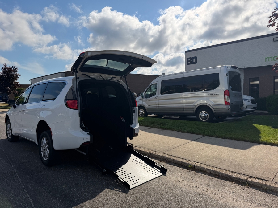 White Chrysler Voyager image number 9