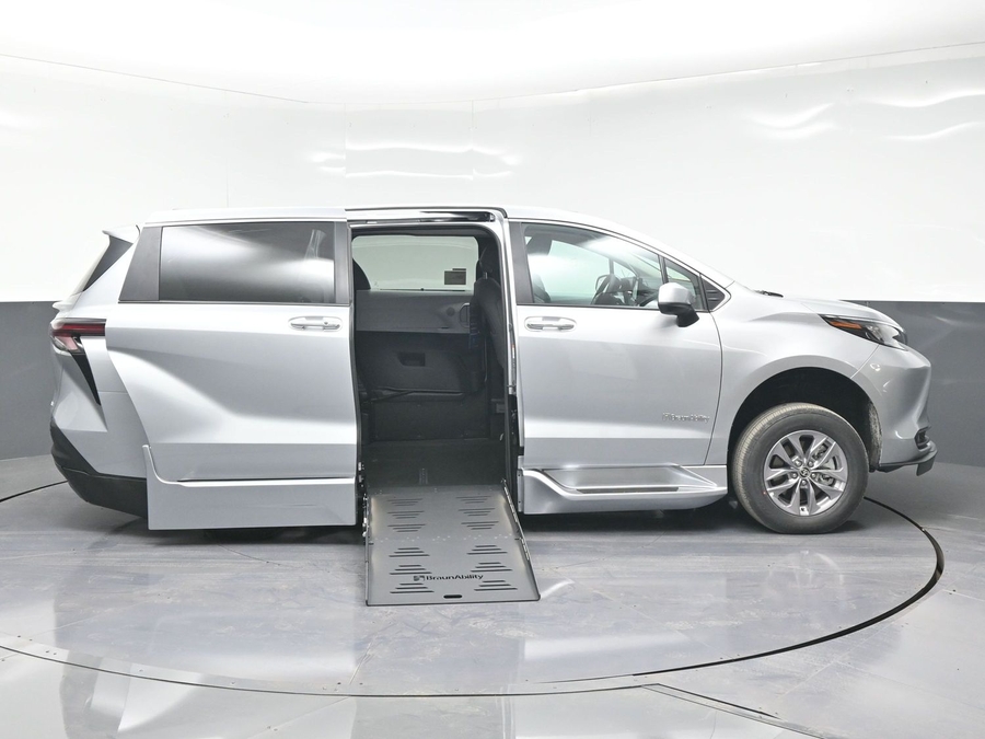 New 2025 Toyota Sienna Hybrid XLE Base - BraunAbility Side Entry Entry Fold Out Automatic Ramp