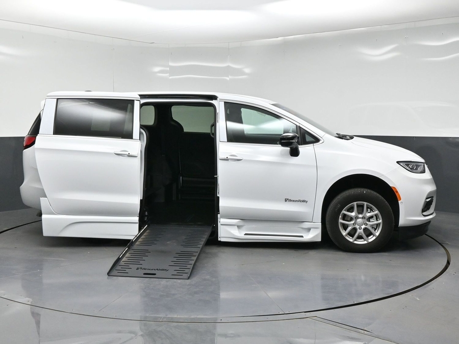 New 2026 Chrysler Pacifica Select Safety - BraunAbility Side Entry Fold Out Automatic Ramp