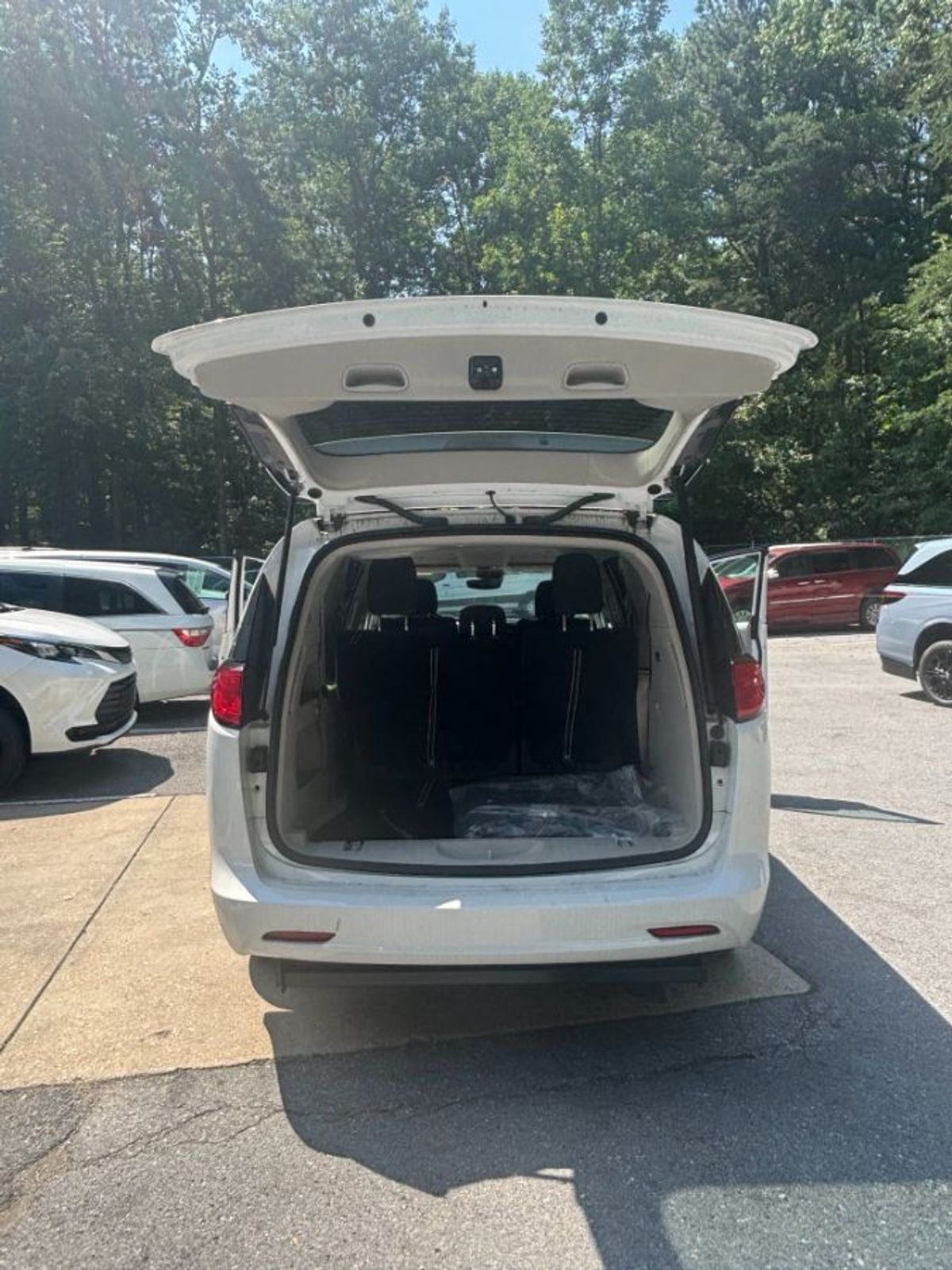 White Chrysler Voyager image number 12