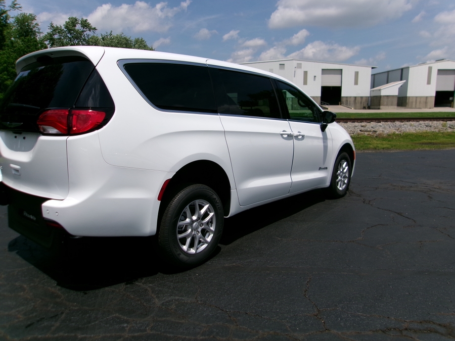 White Chrysler Voyager image number 20