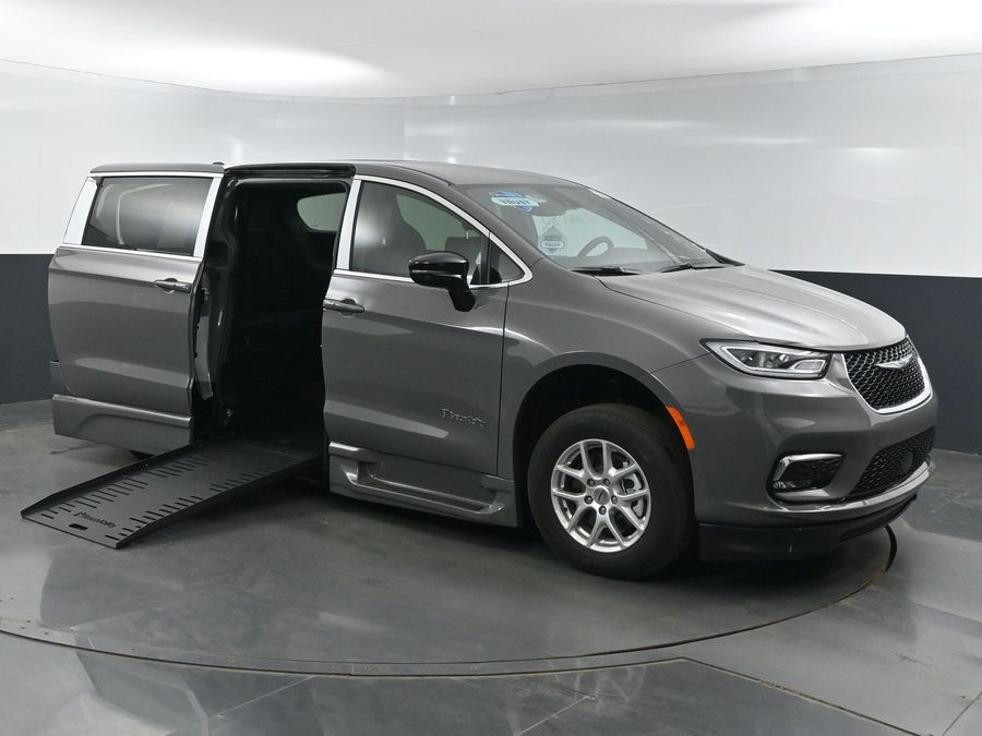 New 2025 Chrysler Pacifica Select Safety - BraunAbility Side Entry Entry Fold Out Automatic Ramp
