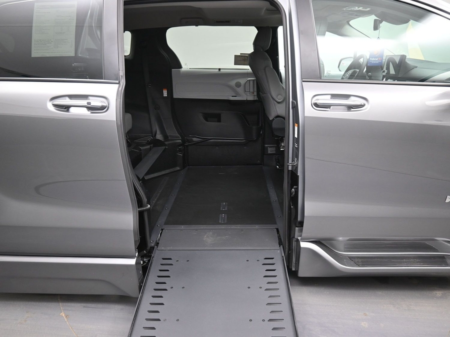 Grey Toyota Sienna image number 10