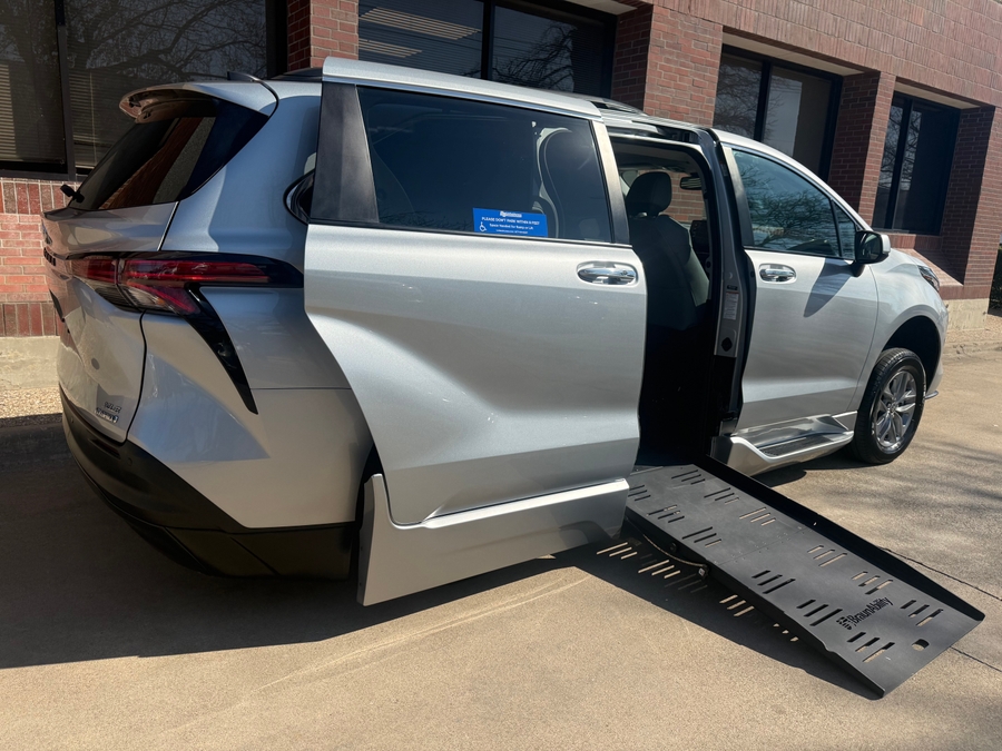 Used 2022 Toyota Sienna Hybrid XLE Base - BraunAbility Side Entry Entry Fold Out Automatic Ramp