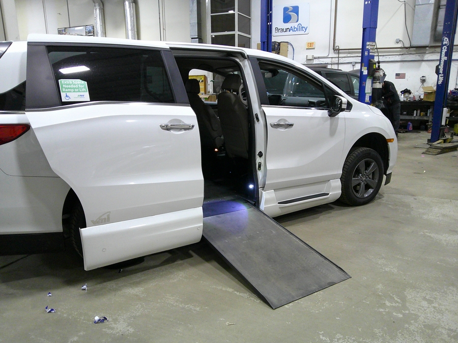 White Honda Odyssey image number 2
