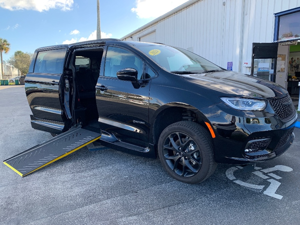 Black Chrysler Pacifica image number 1