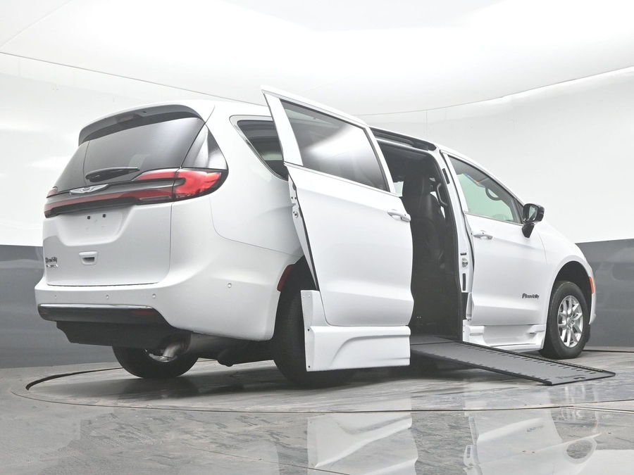 New 2025 Chrysler Pacifica Select Safety - BraunAbility Side Entry Entry In Floor Automatic Ramp