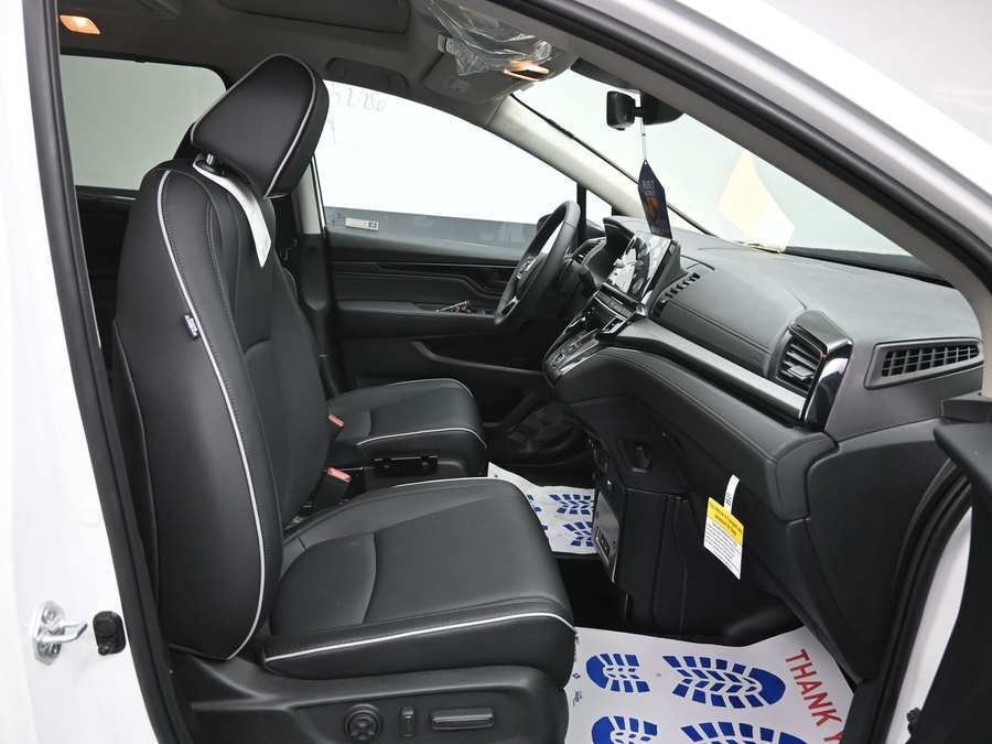 White Honda Odyssey image number 8