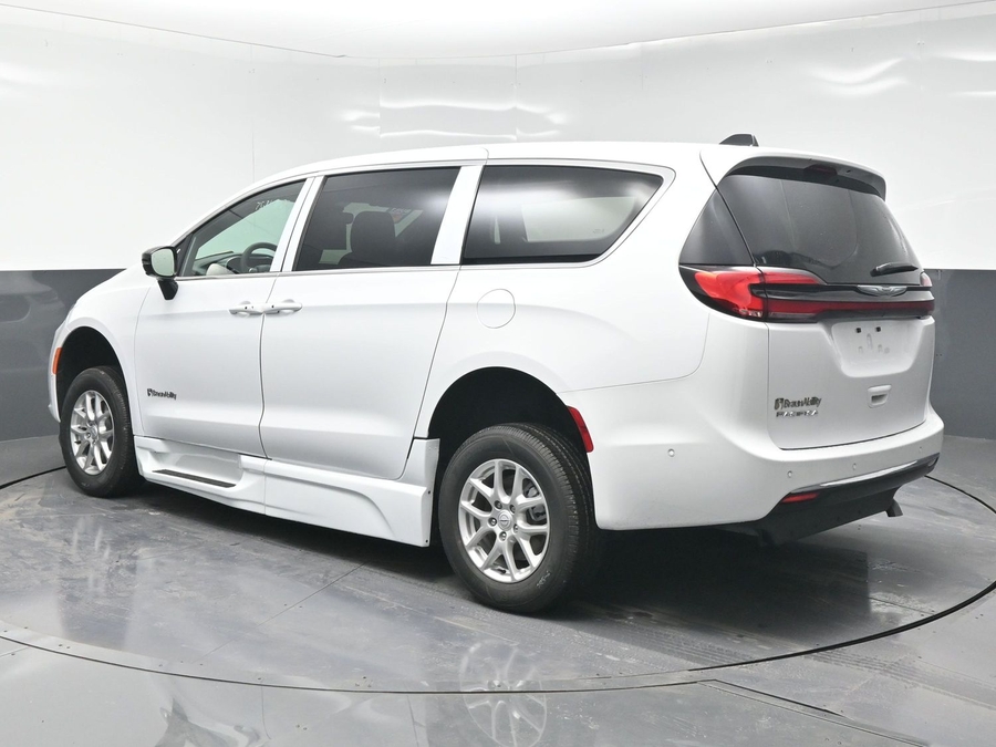 New 2025 Chrysler Pacifica Select Safety - BraunAbility Side Entry Entry In Floor Automatic Ramp