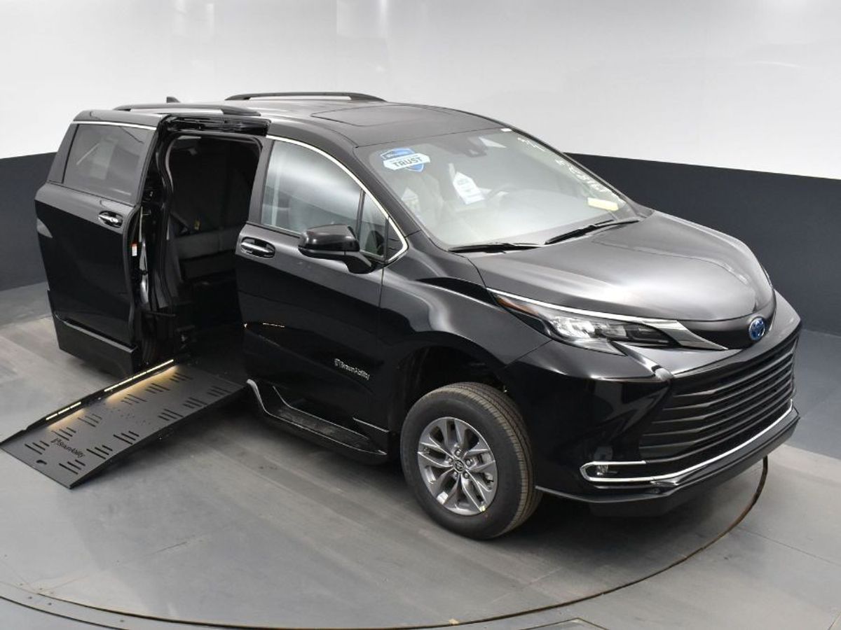 Black Toyota Sienna image number 13