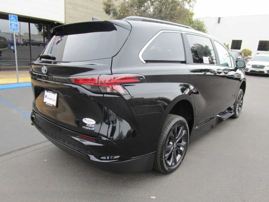 New 2025 Toyota Sienna Hybrid XSE Sport - BraunAbility Side Entry Entry In Floor Automatic Ramp