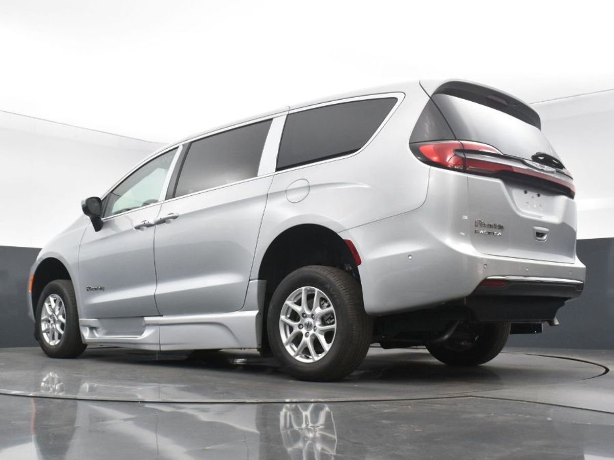 Silver Chrysler Pacifica image number 11