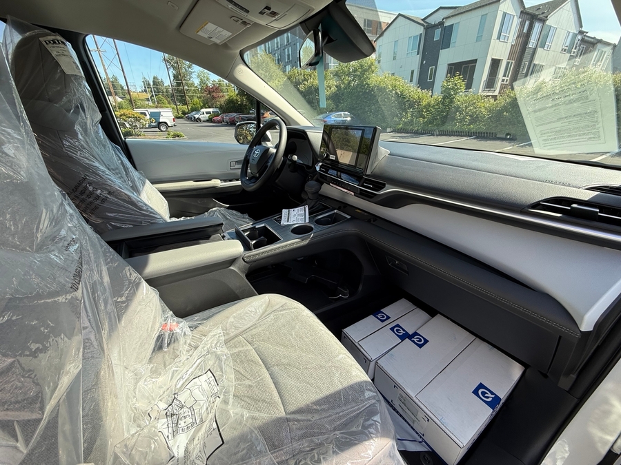 New 2026 Toyota Sienna Hybrid LE w swivel 2nd row - Vantage Mobility Commercial Rear Entry Entry Fold Out Manual Ramp