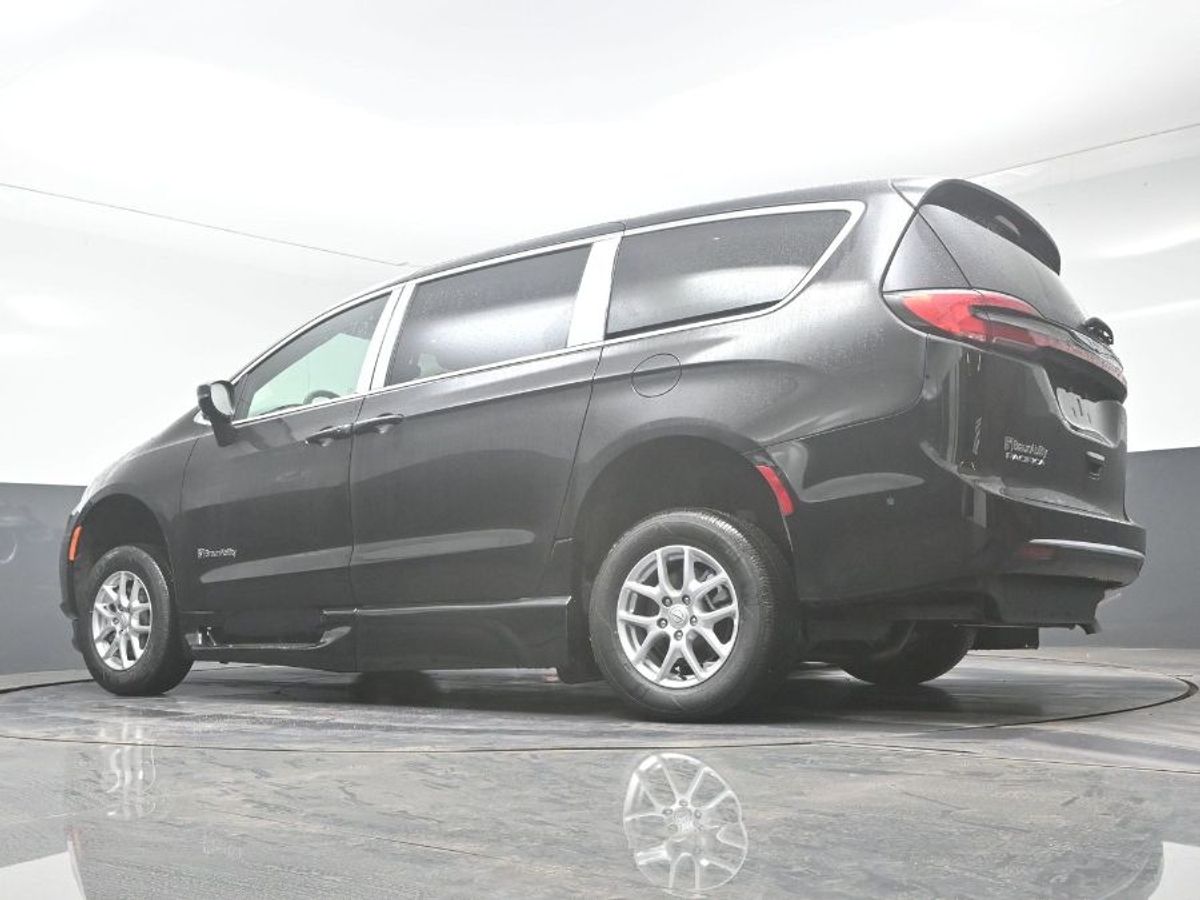 Black Chrysler Pacifica image number 20