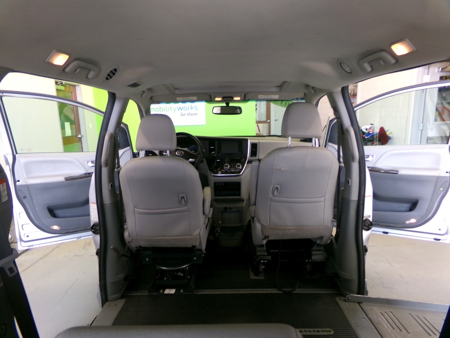 Silver Toyota Sienna image number 9