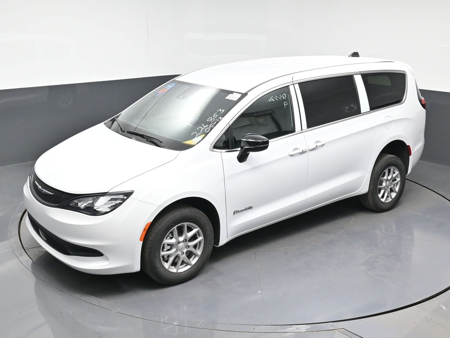 White Chrysler Voyager image number 10