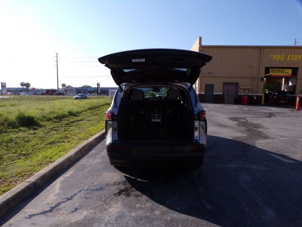 Silver Toyota Sienna image number 7