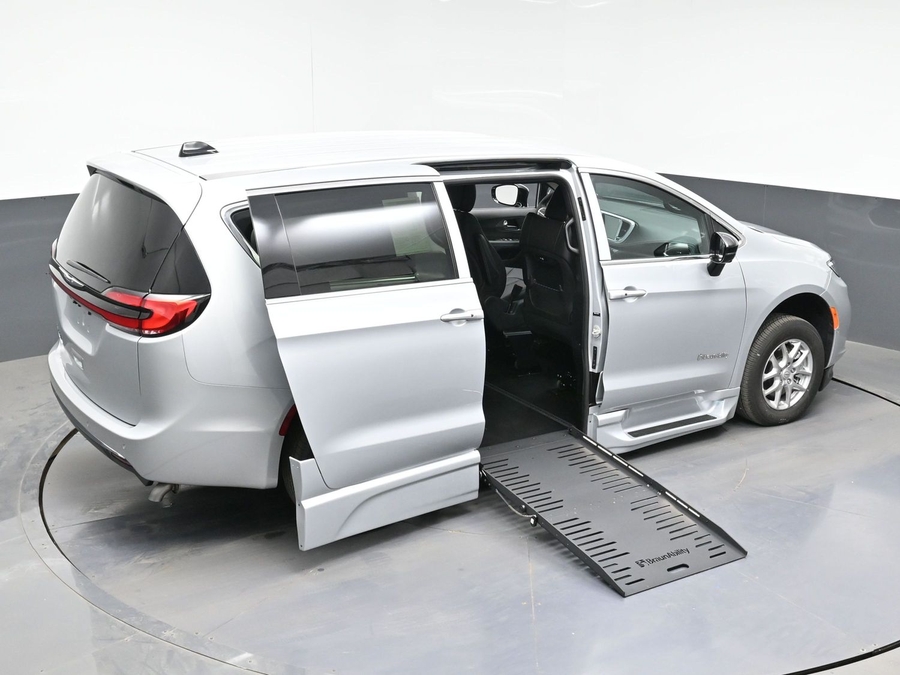 Silver Chrysler Pacifica image number 22