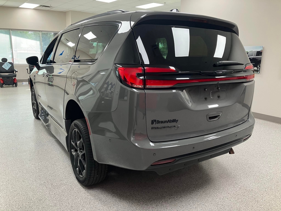 Used 2023 Chrysler Pacifica Touring L - BraunAbility Side Entry Entry Fold Out Automatic Ramp