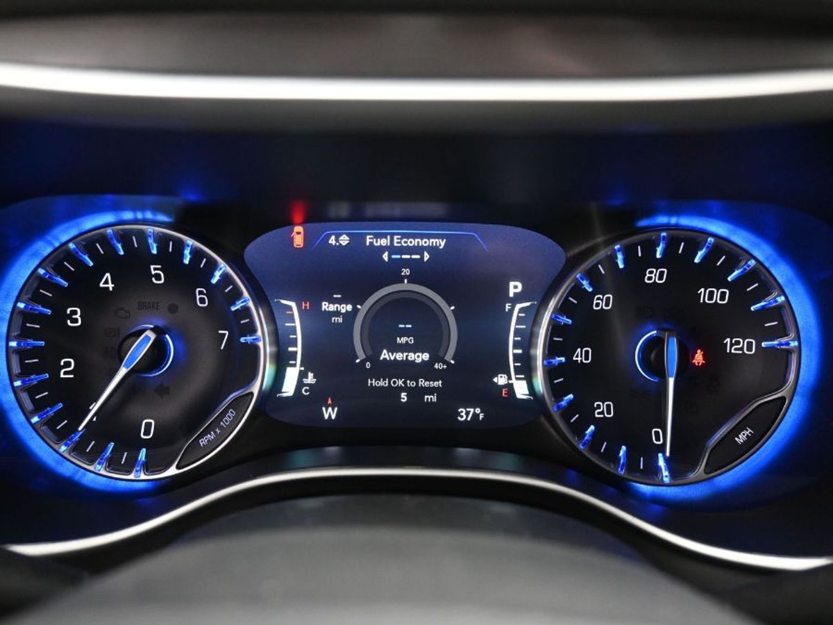 Black Chrysler Pacifica image number 12