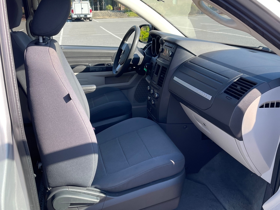 Silver Dodge Grand Caravan image number 7