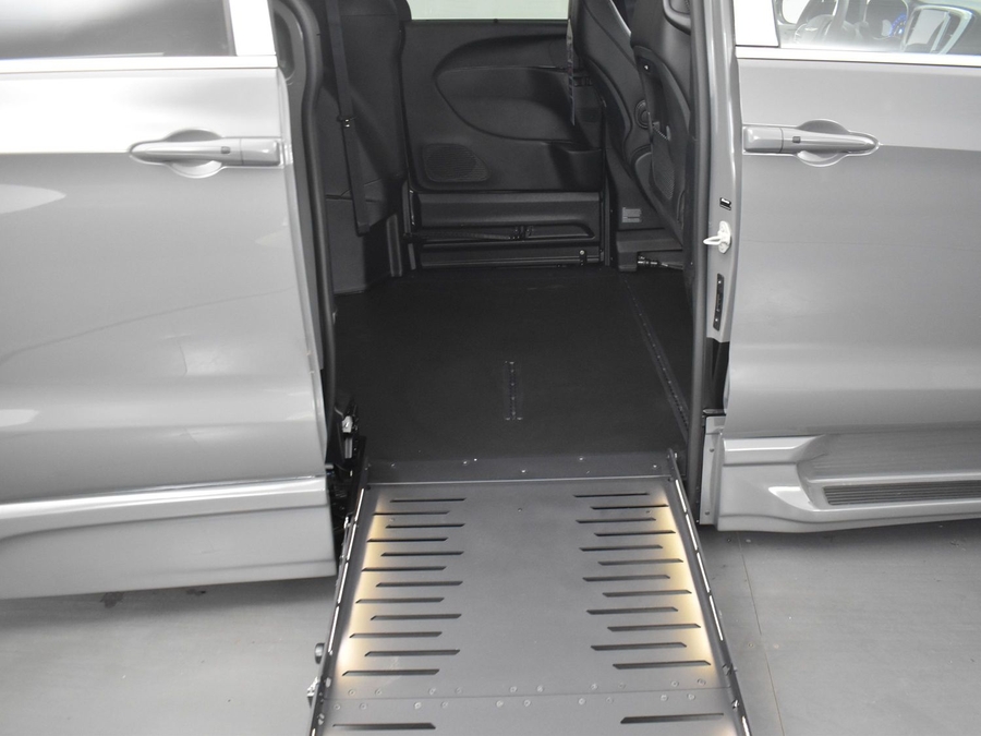 New 2025 Chrysler Pacifica Select Safety - BraunAbility Side Entry Entry Fold Out Automatic Ramp