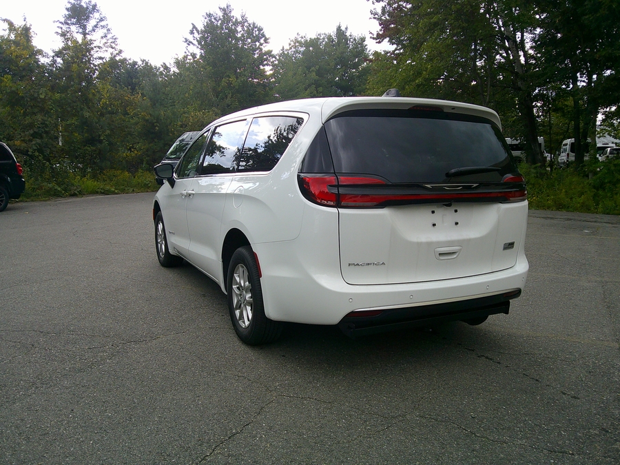 White Chrysler Pacifica image number 9