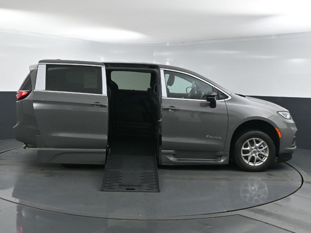 2025 Chrysler Pacifica Select's photo